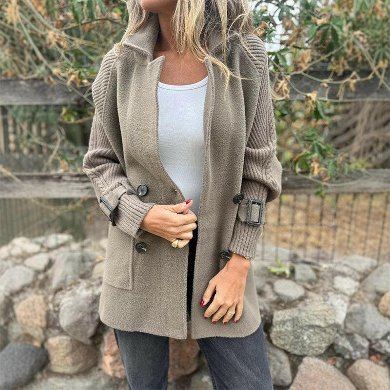 Manteau mi-long beige clair, boutonnage à boutons, poches plaquées et col châle