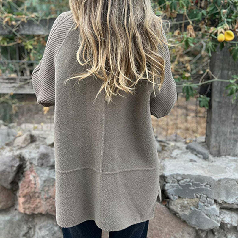 Manteau mi-long gris clair, coupe ample, manches côtelées, dos structuré