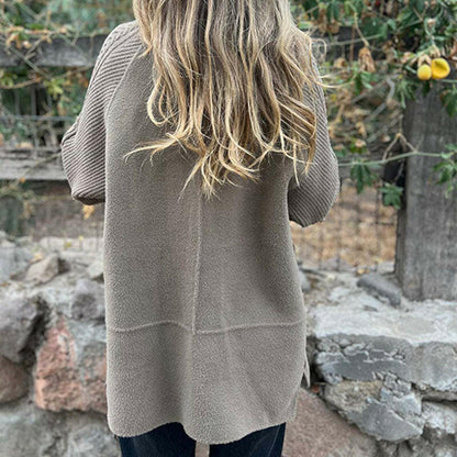 Manteau mi-long gris clair, coupe ample, manches côtelées, dos structuré