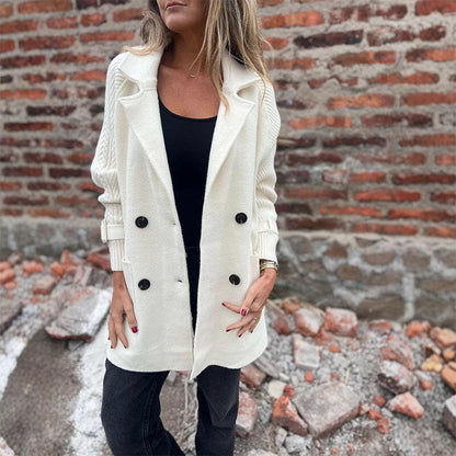 Manteau mi-long blanc cassé, col châle, double rangée de boutons et poches