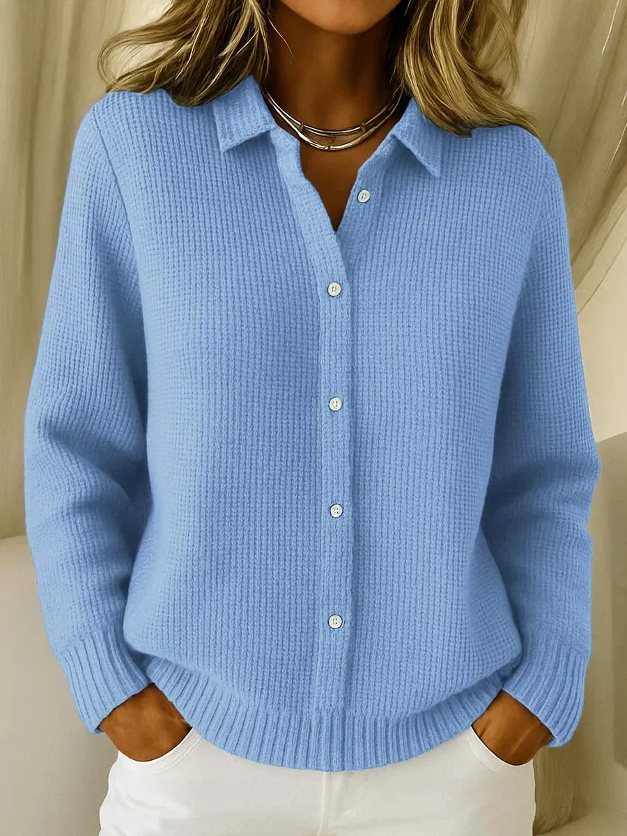 Cardigan en maille bleu clair à col chemise, fermeture boutonnée, manches longues
