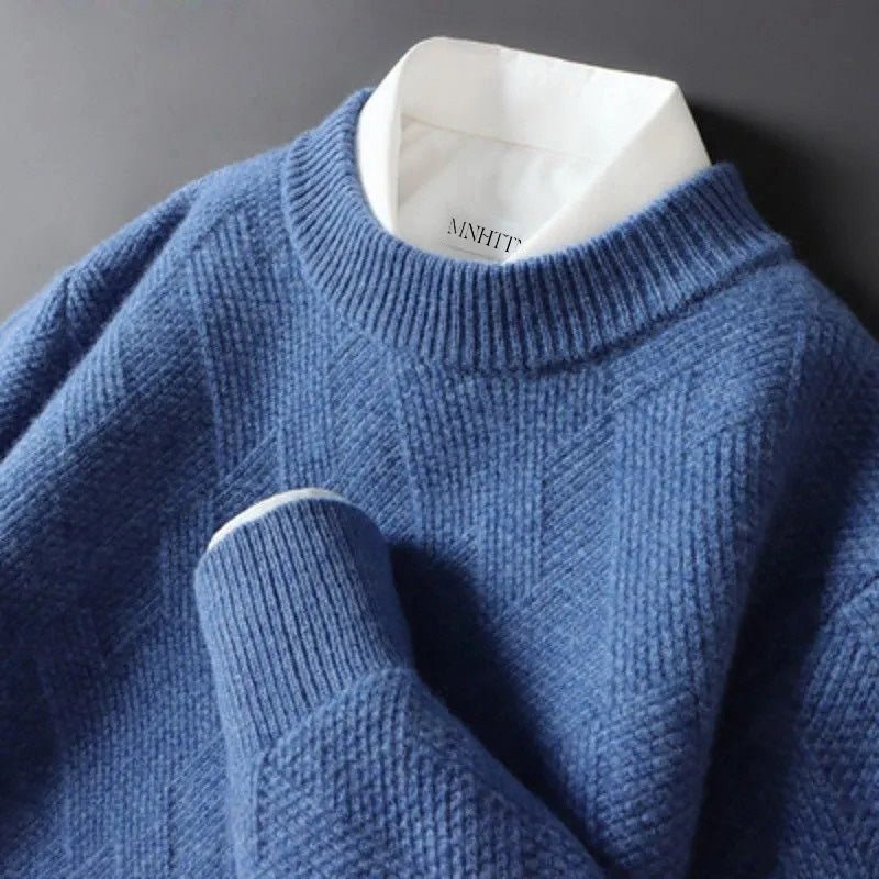 Pull en cachemire bleu, col montant côtelé, maille texturée en losanges