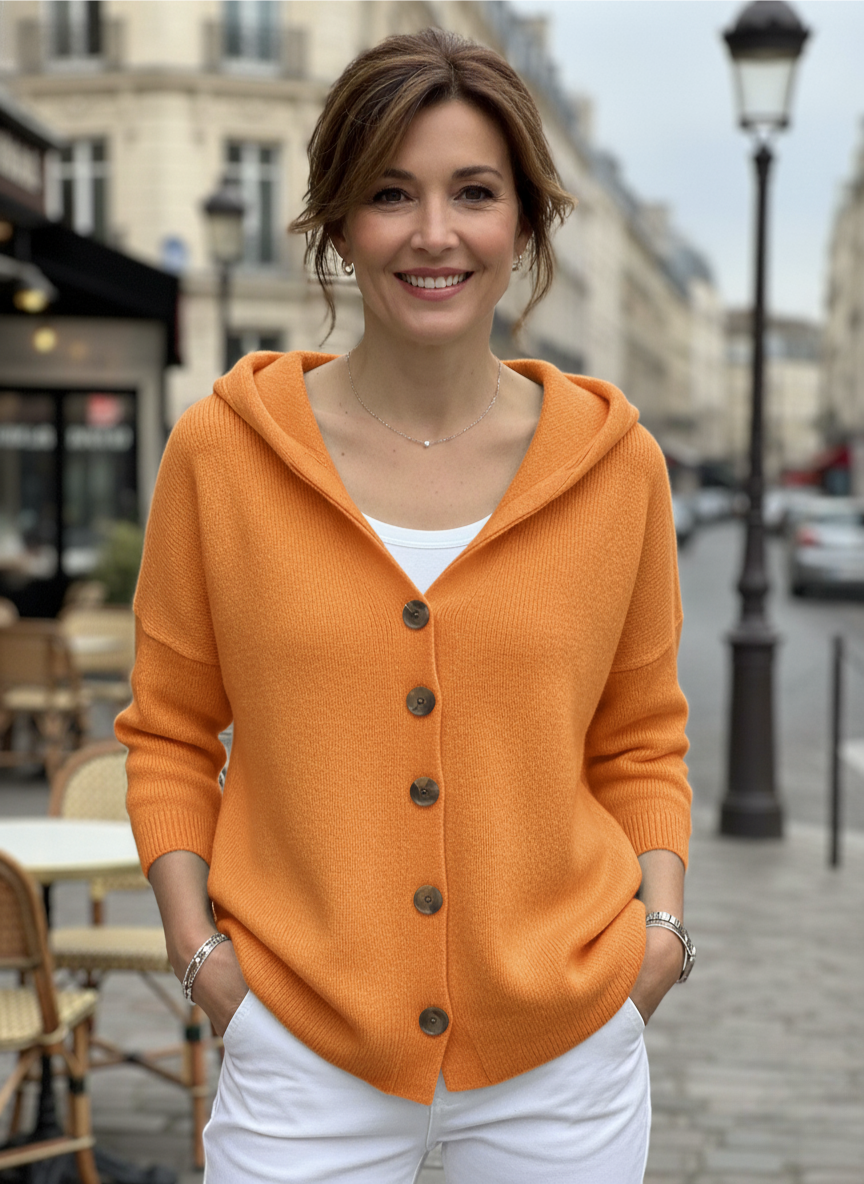 Gilet en maille orange à capuche, fermeture par boutons, manches longues, coupe ample