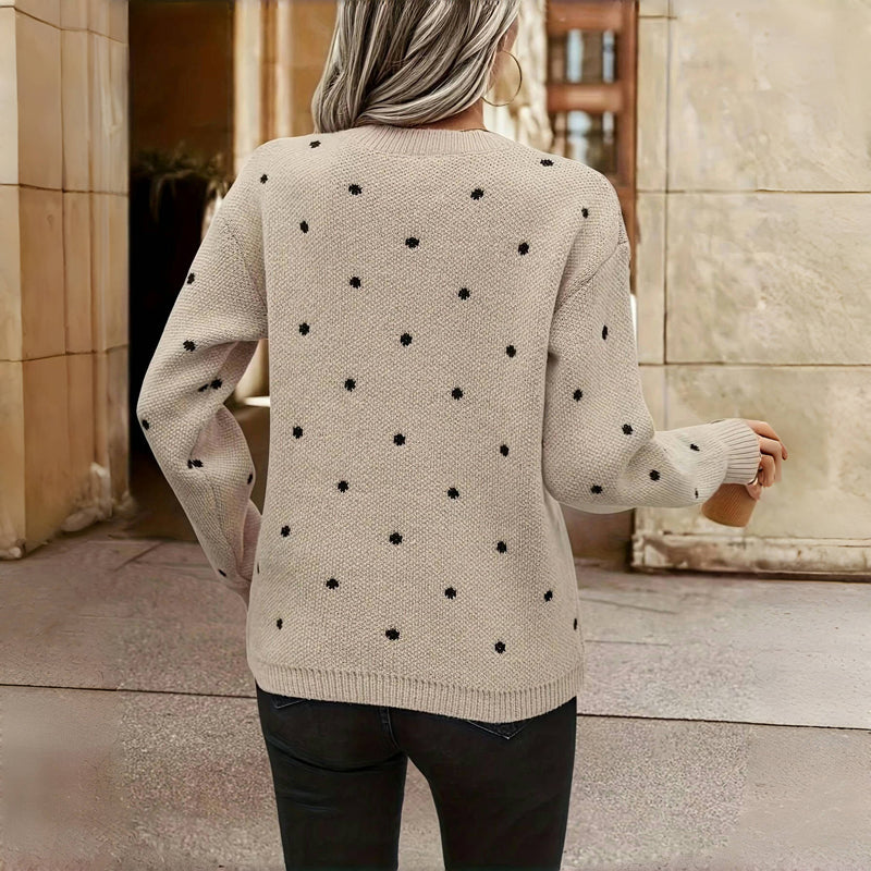 Pull Maria écru à pois noirs au dos, encolure ronde, manches longues en maille.