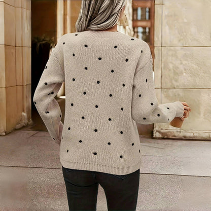 Pull Maria écru à pois noirs au dos, encolure ronde, manches longues en maille.