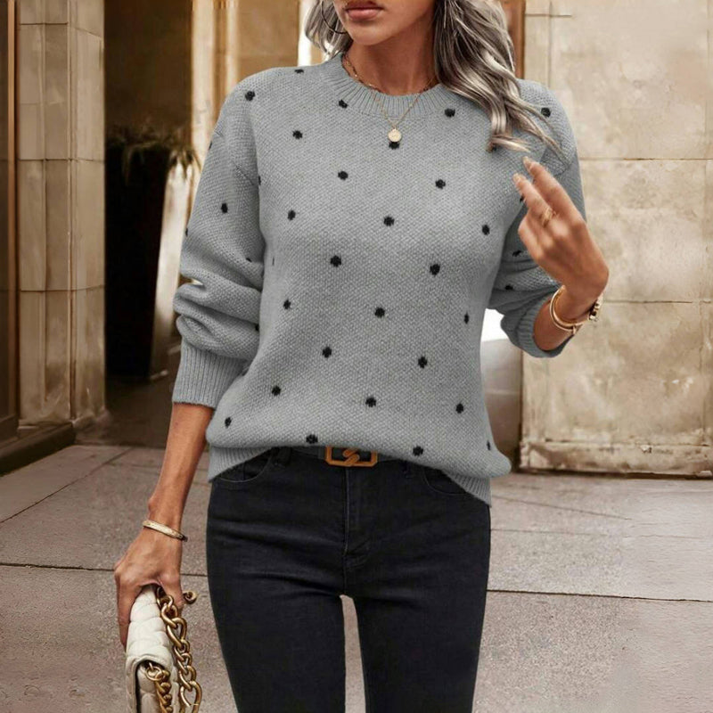 Pull Maria gris à pois noirs, encolure ronde, manches longues en maille.
