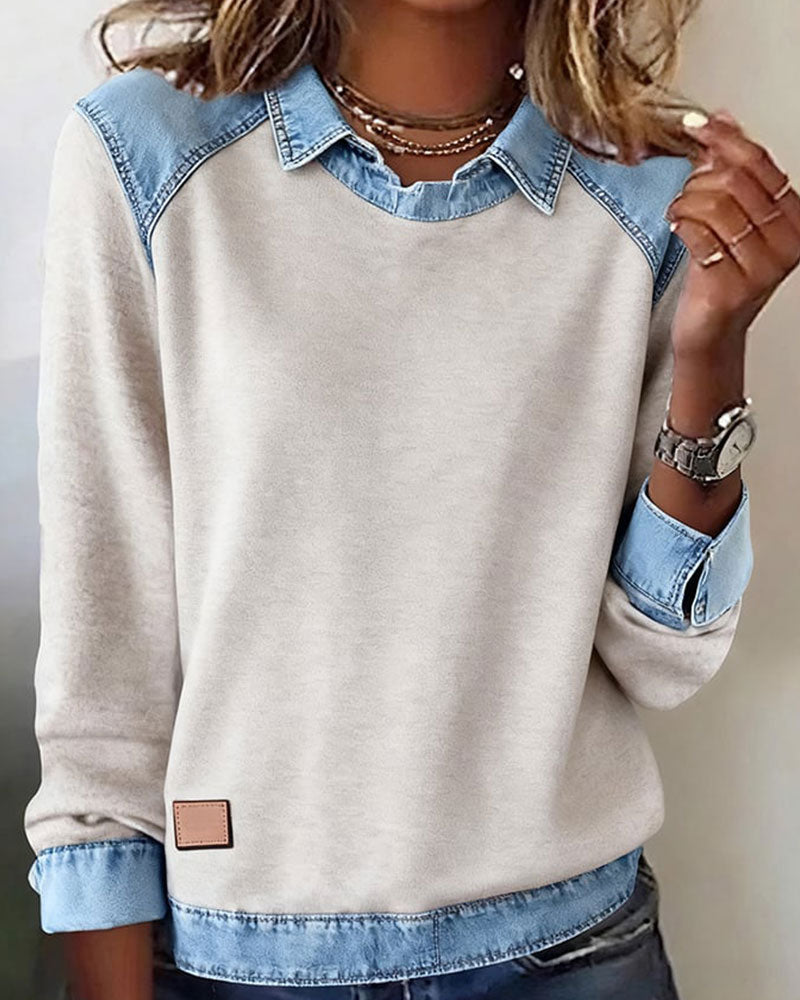 Blouse manches longues beige avec col en denim, poignets en denim et étiquette marron