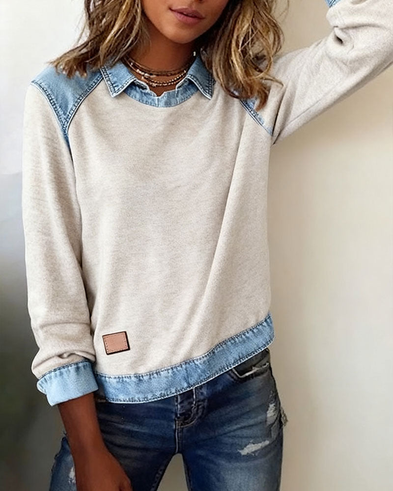 Blouse moderne beige à empiècements denim bleu, col en jean, manches longues.
