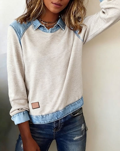 Blouse moderne beige à empiècements denim bleu, col en jean, manches longues.