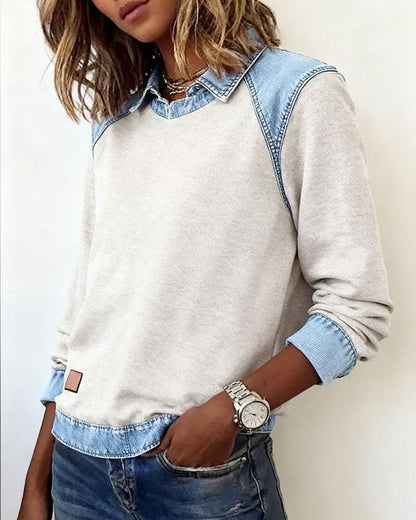 Blouse moderne beige avec col en jean bleu et poignets denim, manches longues.