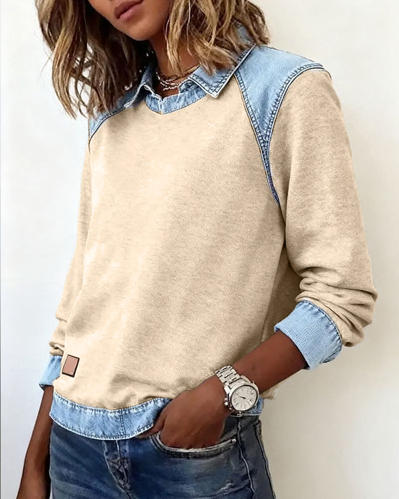 Blouse moderne beige à col en jean bleu, poignets denim, manches longues.