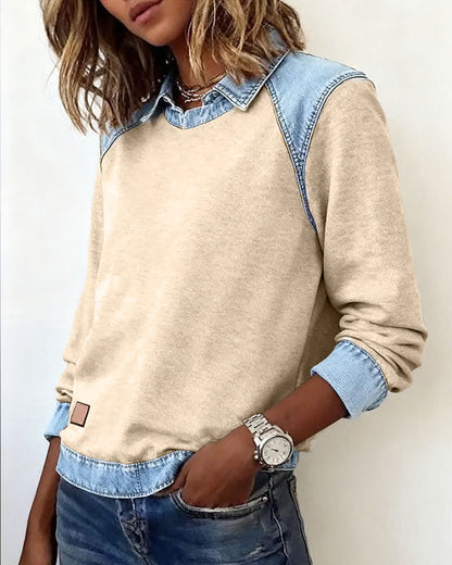 Blouse moderne beige à col en jean bleu, poignets denim, manches longues.
