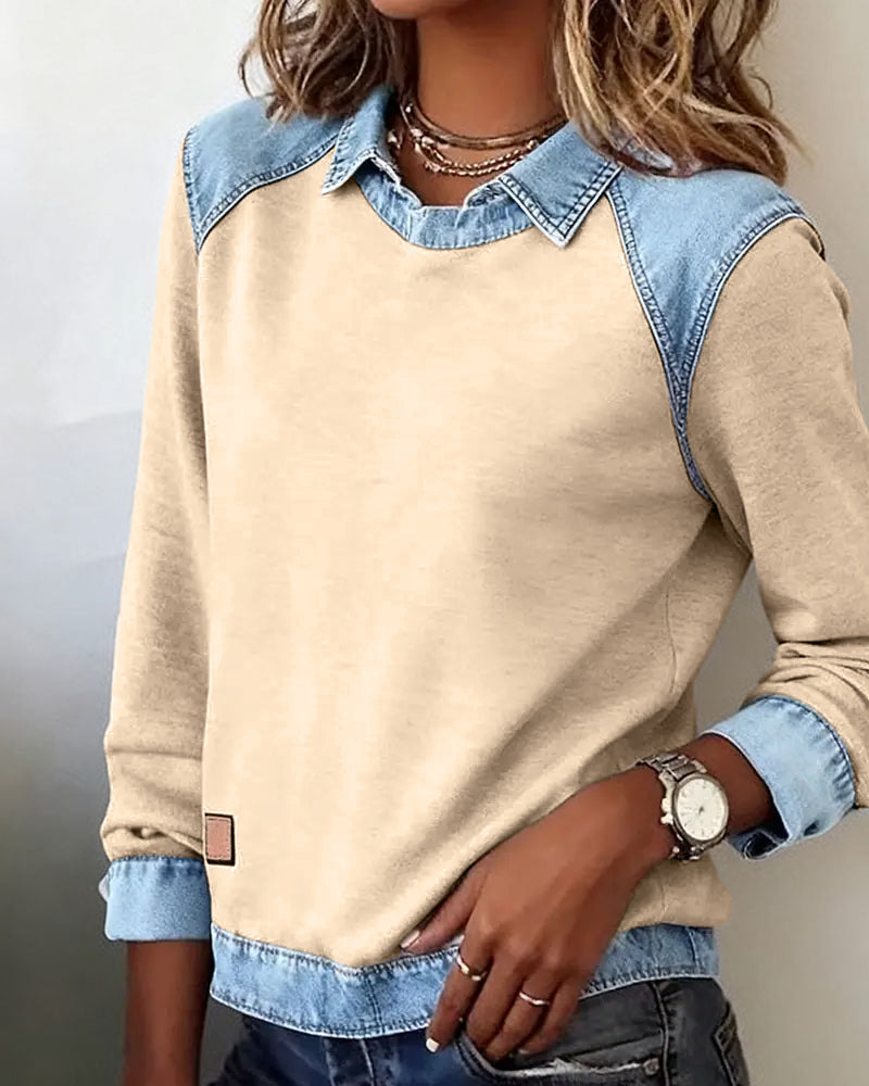 Blouse moderne beige à empiècement denim bleu sur le col, manches longues.