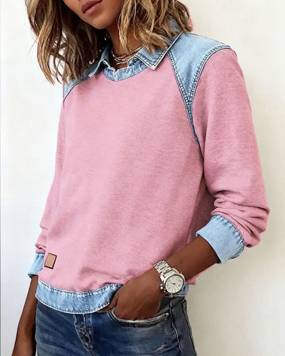 Blouse moderne rose pâle à col en jean bleu, manches longues, poignets denim.