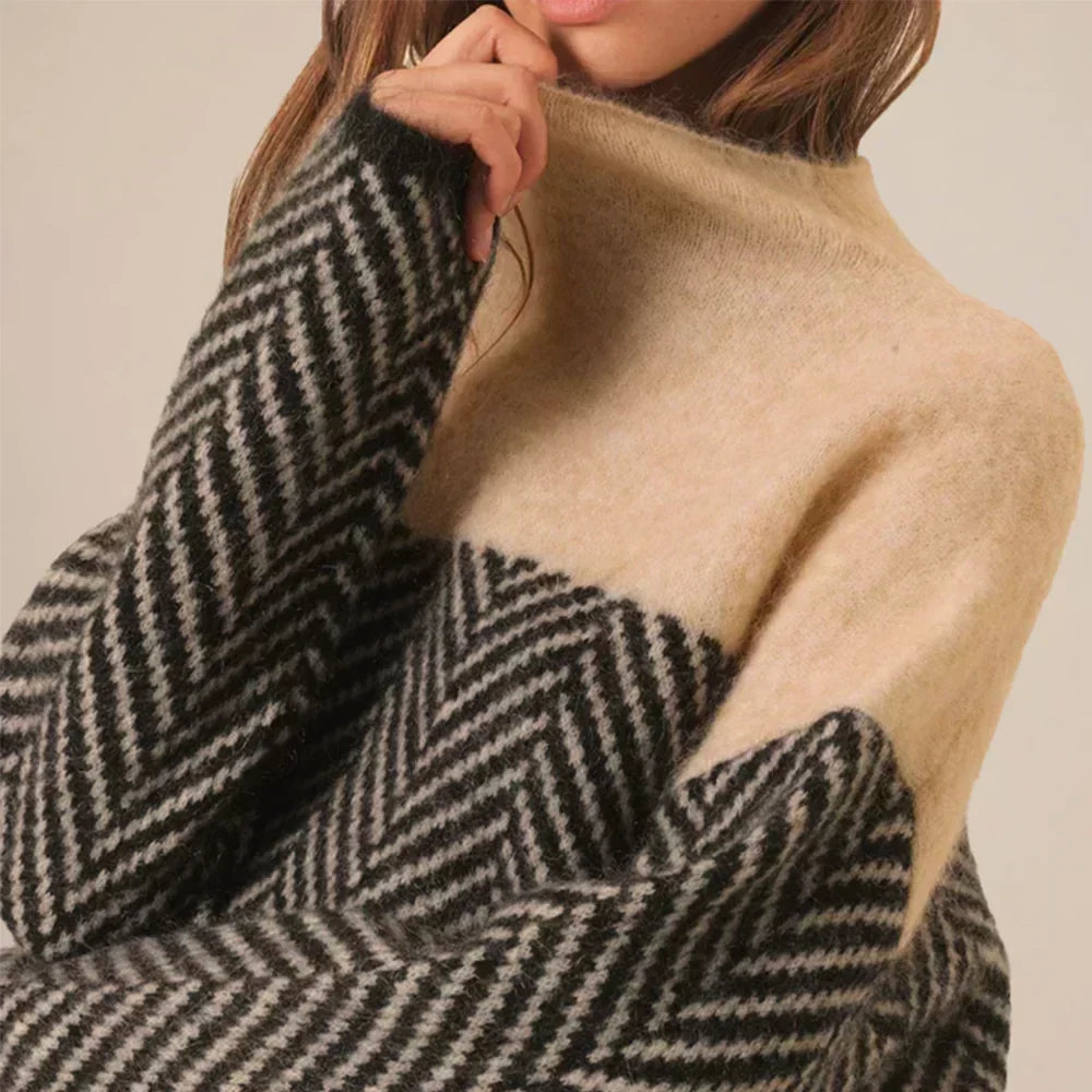 Pull col montant beige, texture tricotée et motif chevrons noir et blanc sur le buste