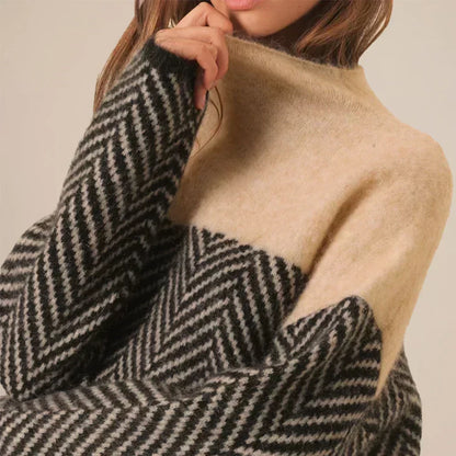 Pull col montant beige, texture tricotée et motif chevrons noir et blanc sur le buste