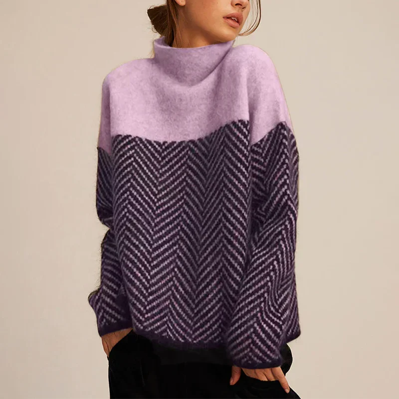 Pull col montant mauve, motif chevrons foncé et blanc sur le devant et les manches
