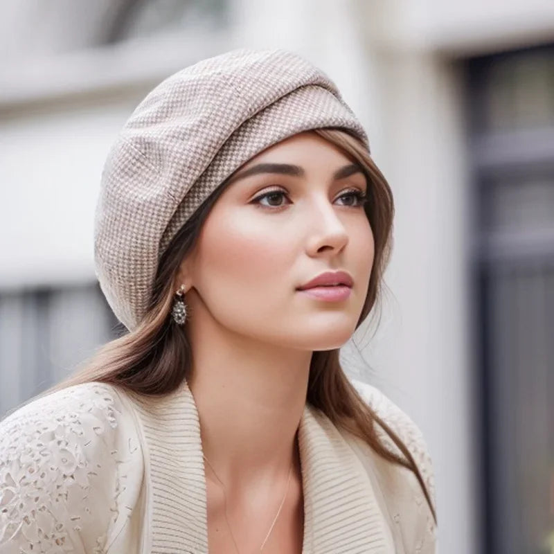 Béret à motif pied-de-poule beige et foncé, bord relevé.
