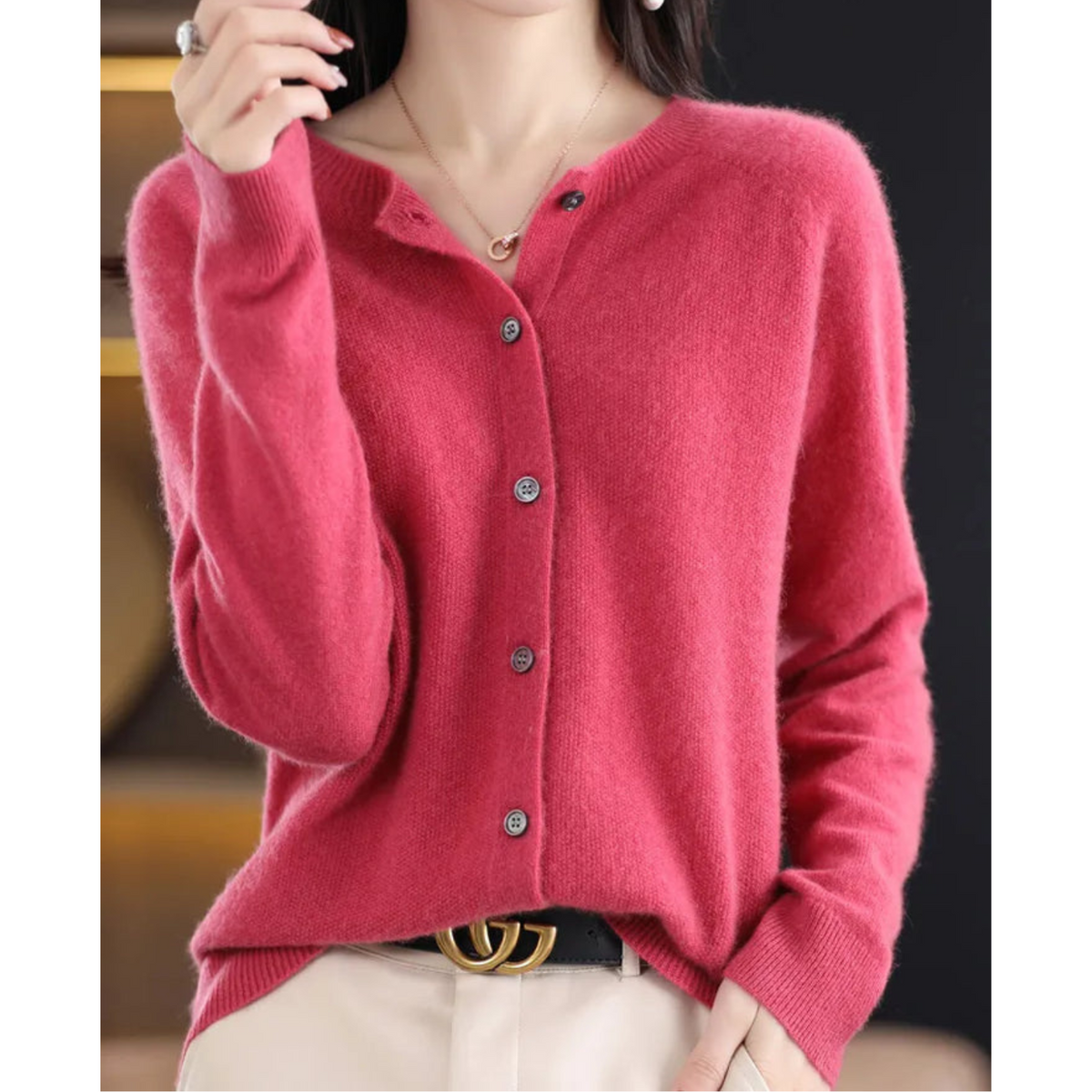 Pull en laine rose foncé boutonné, col en V, manches longues