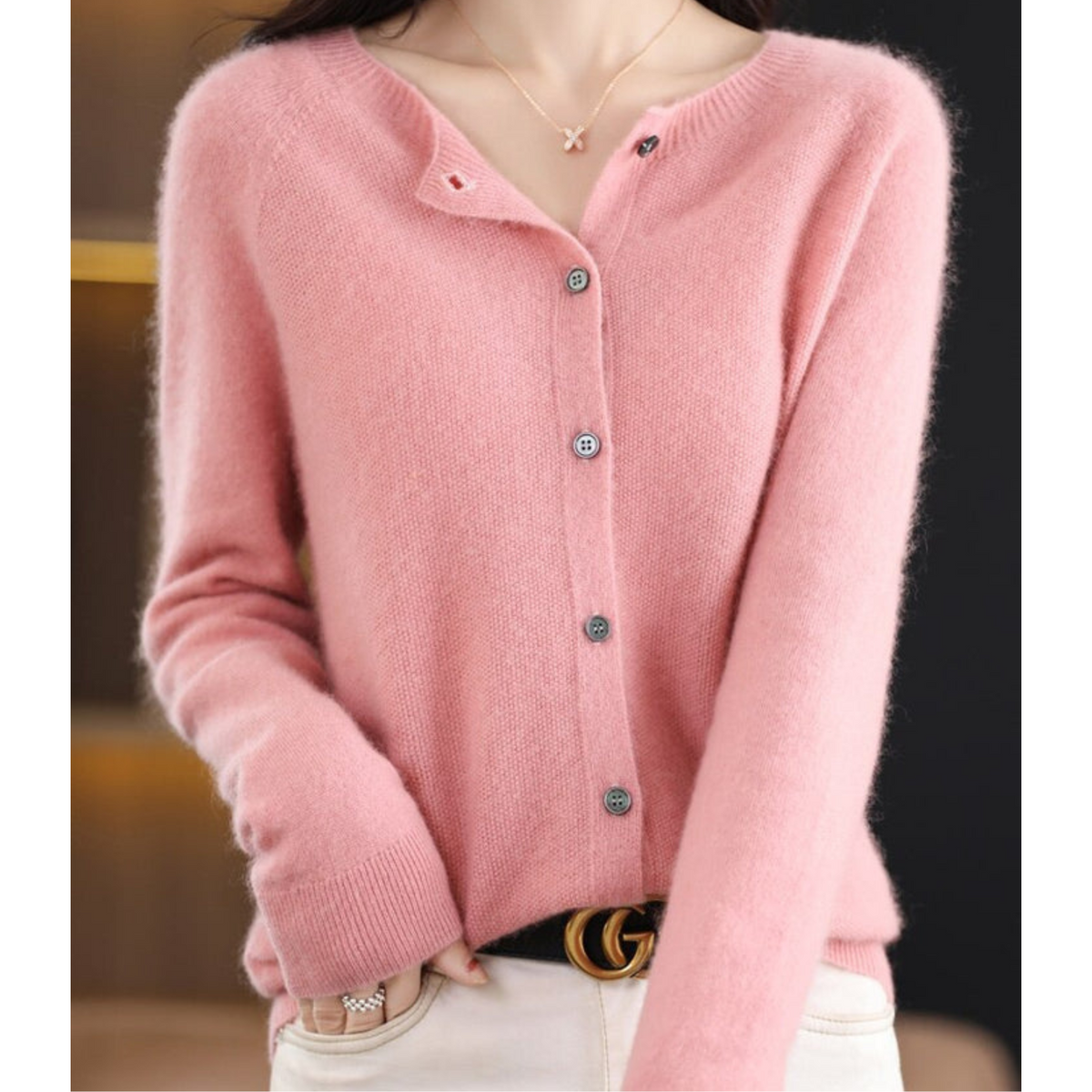 Pull en laine rose clair boutonné à manches longues, col en V