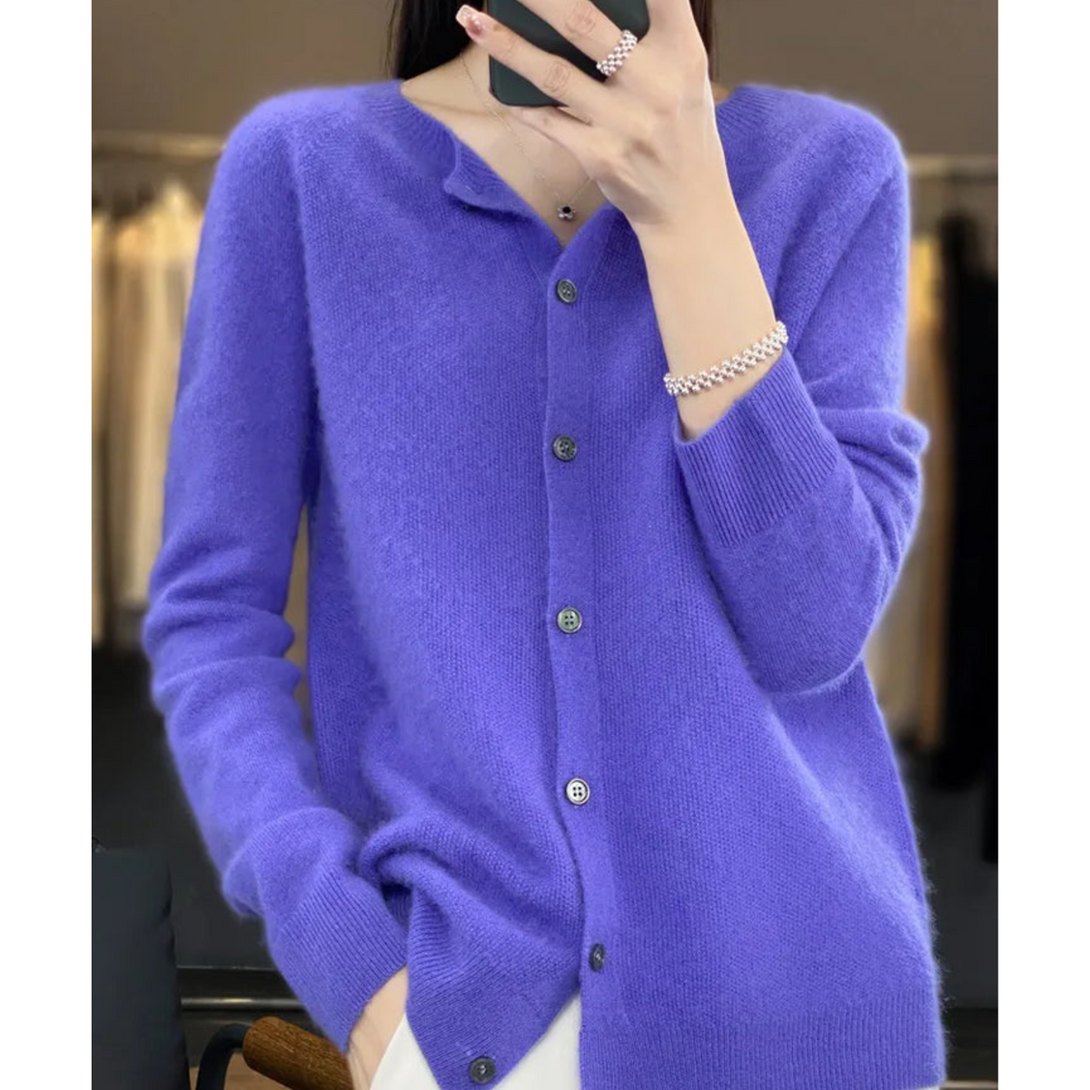 Pull en laine violet boutonné, col en V, manches longues