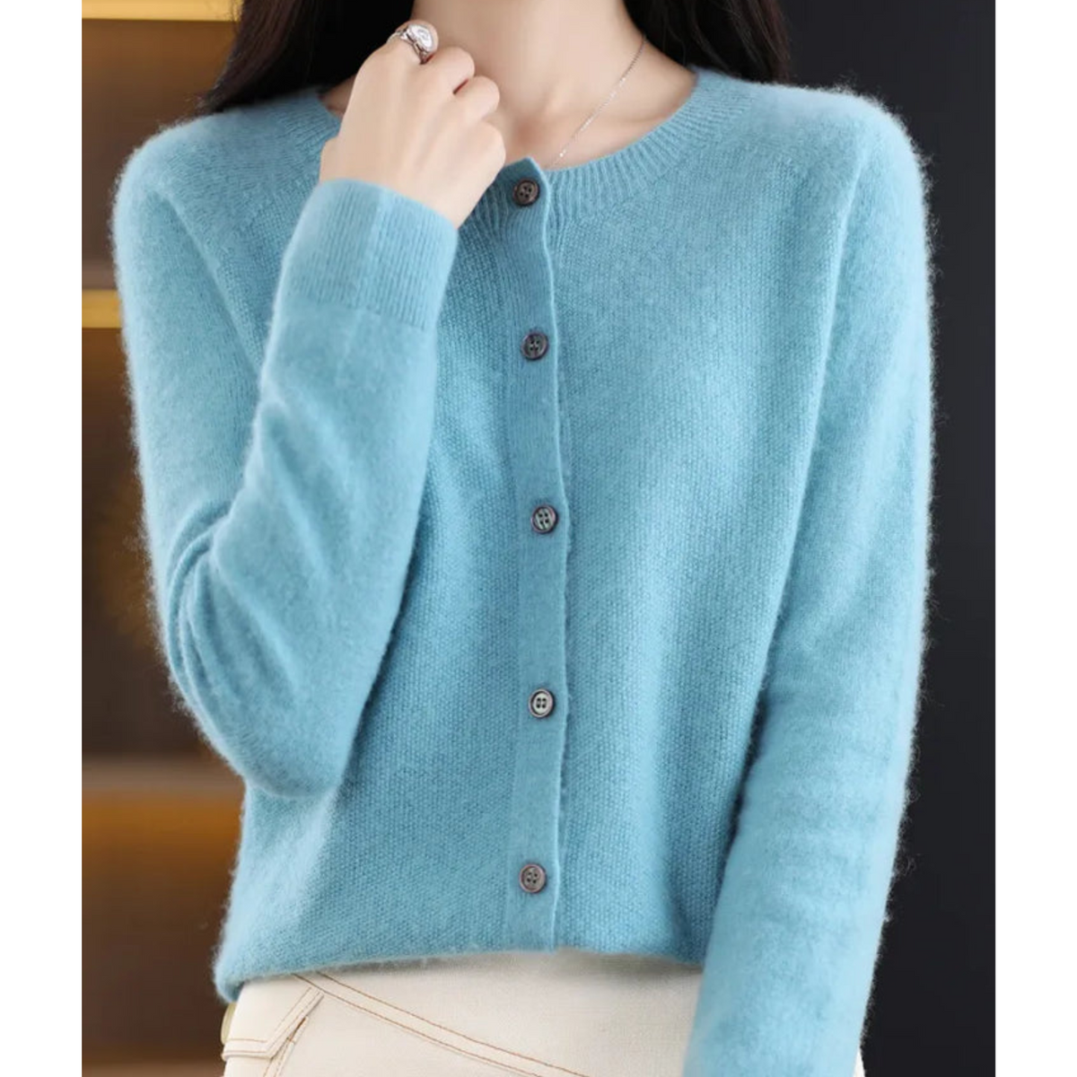 Pull en laine bleu clair boutonné, col rond, manches longues