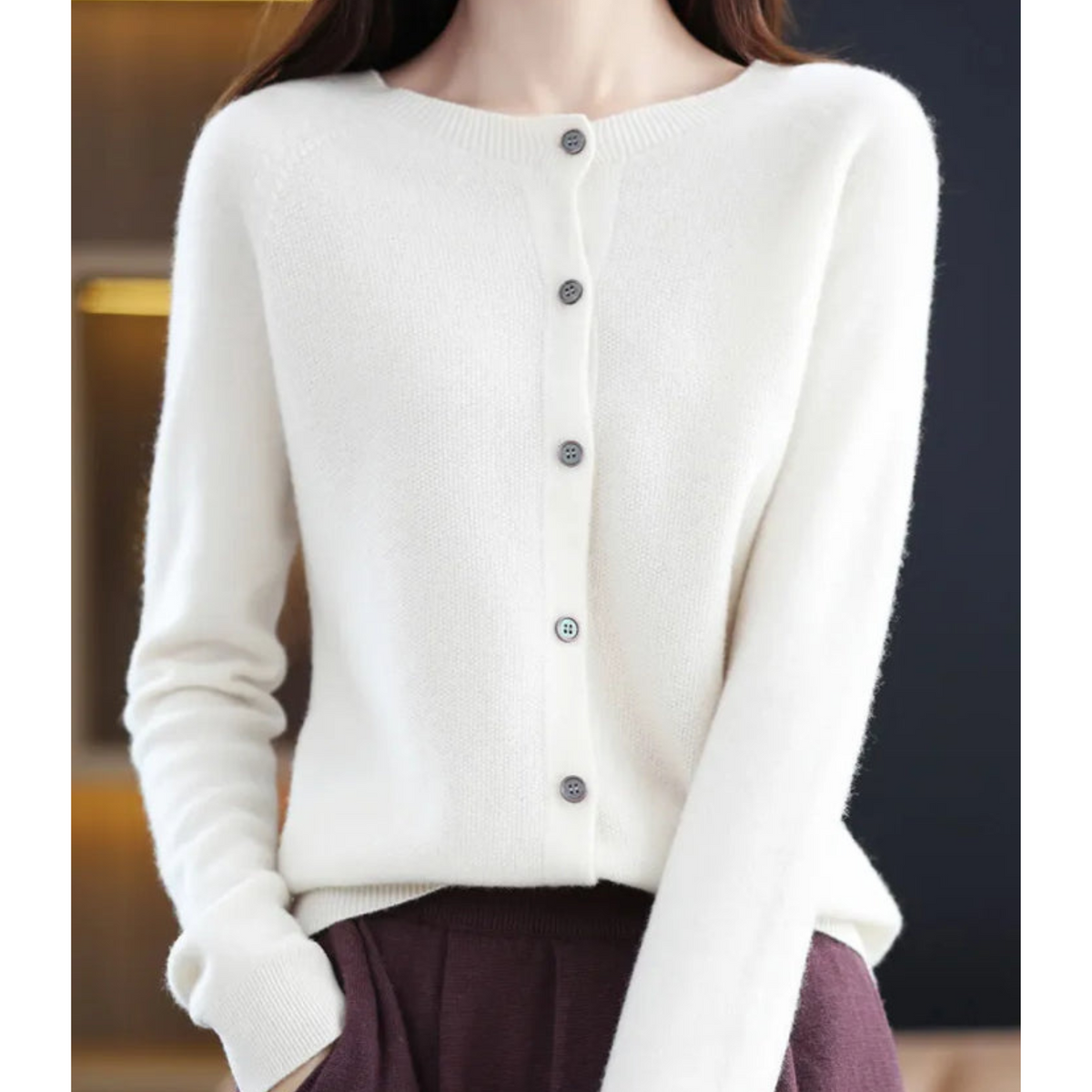Pull en laine blanc boutonné, encolure arrondie, manches longues