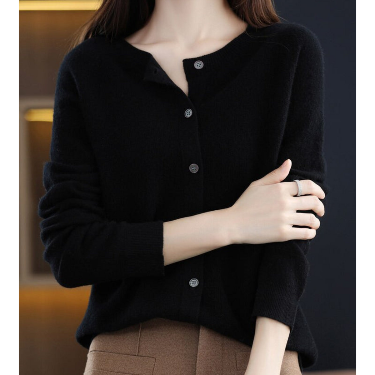 Pull en laine noir boutonné, encolure arrondie, manches longues