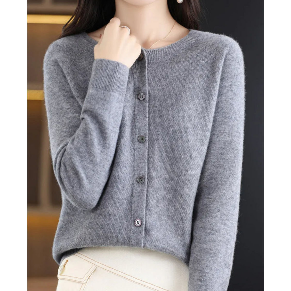 Pull en laine gris boutonné, col en V, manches longues