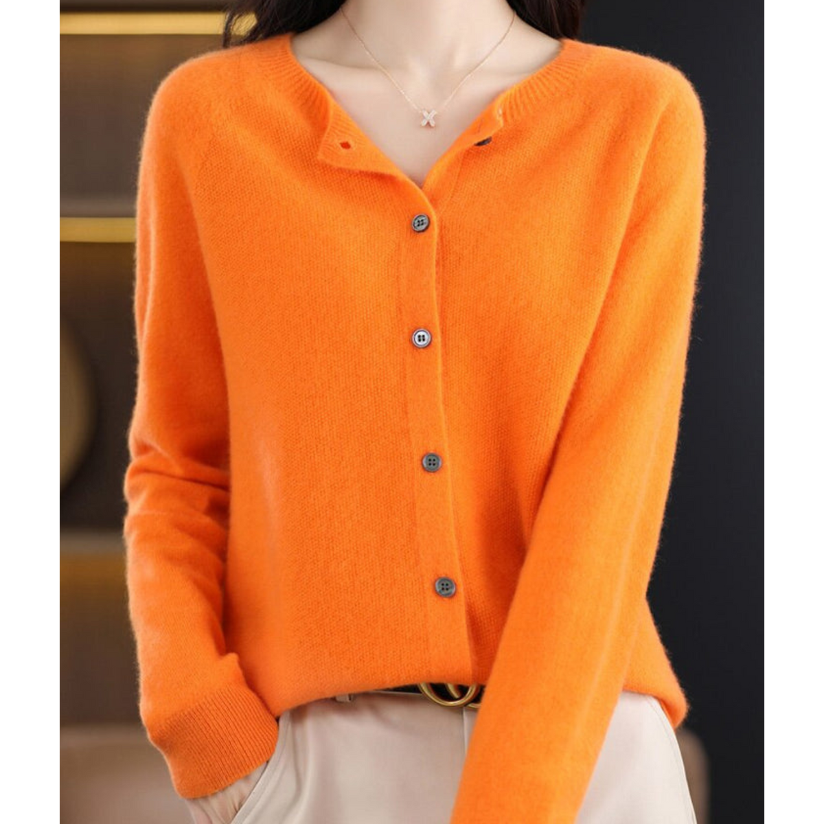 Pull en laine orange boutonné, col en V, manches longues
