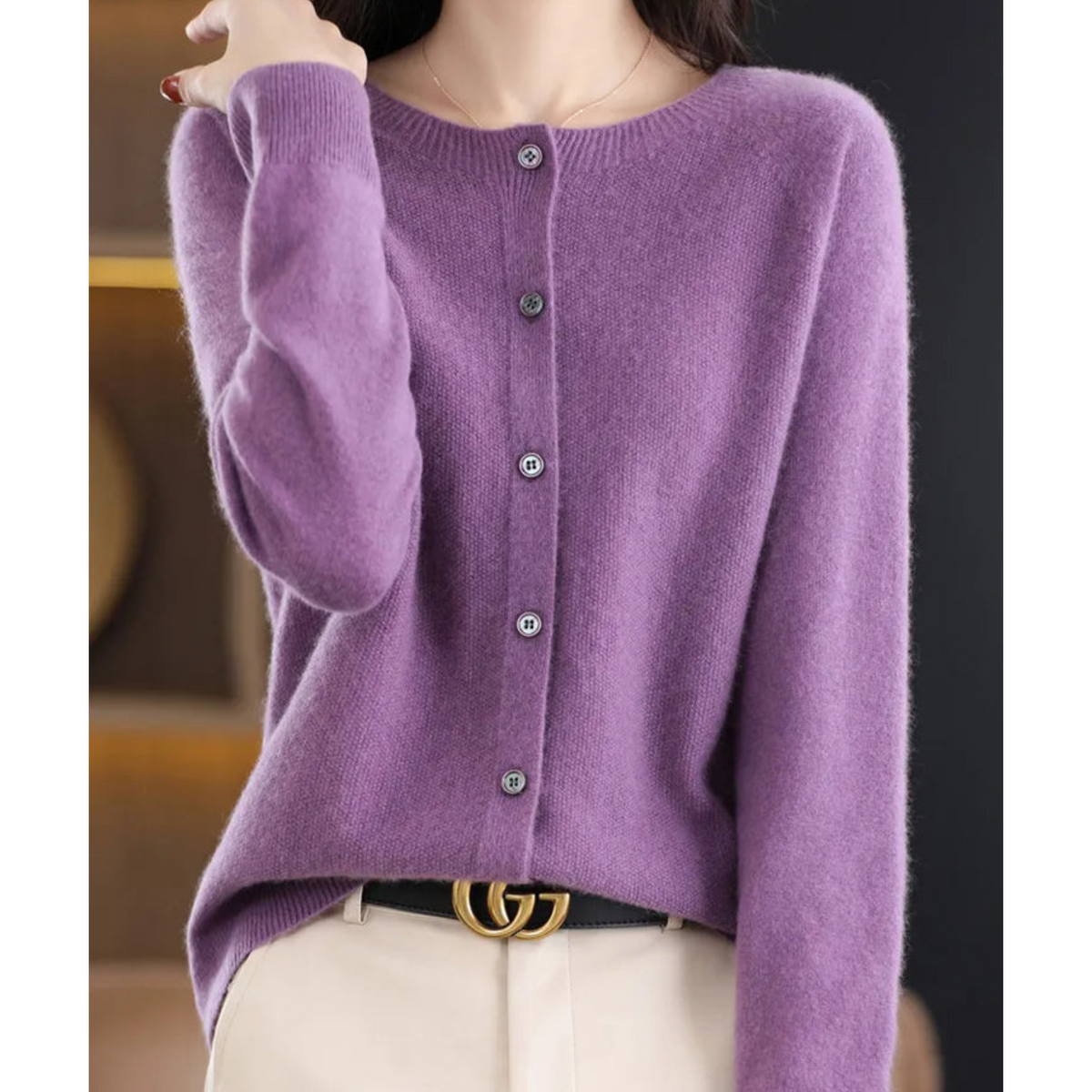 Pull en laine violet à boutons, encolure ronde, manches longues.