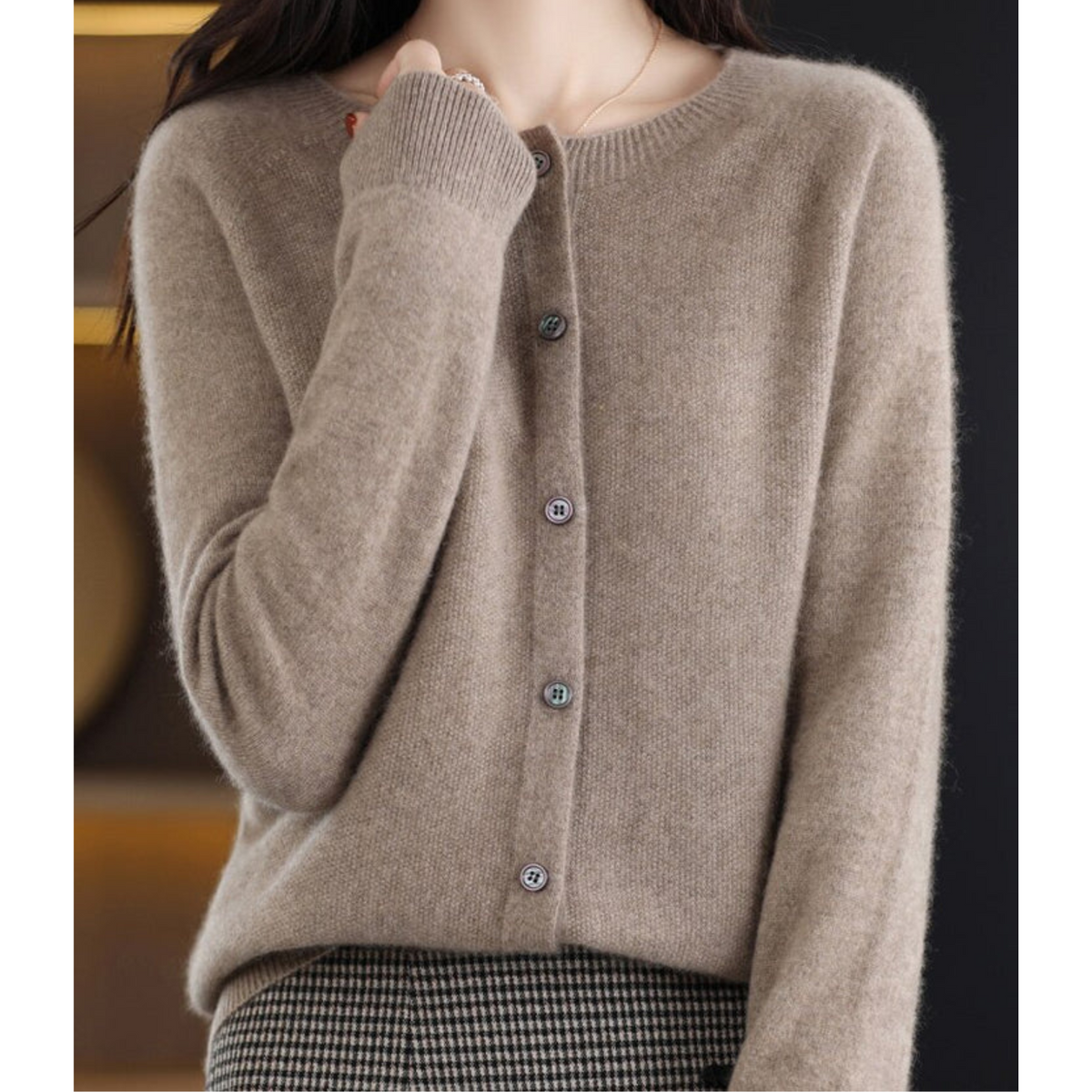 Pull en laine marron clair à boutons, col en V, manches longues