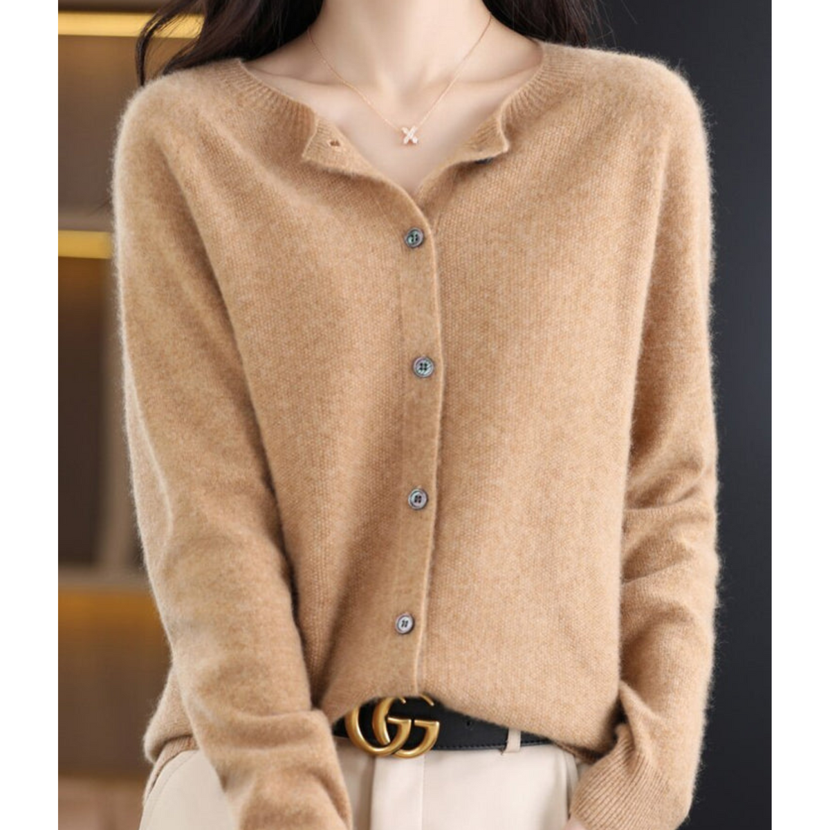 Pull en laine beige à boutons, encolure en V, manches longues.