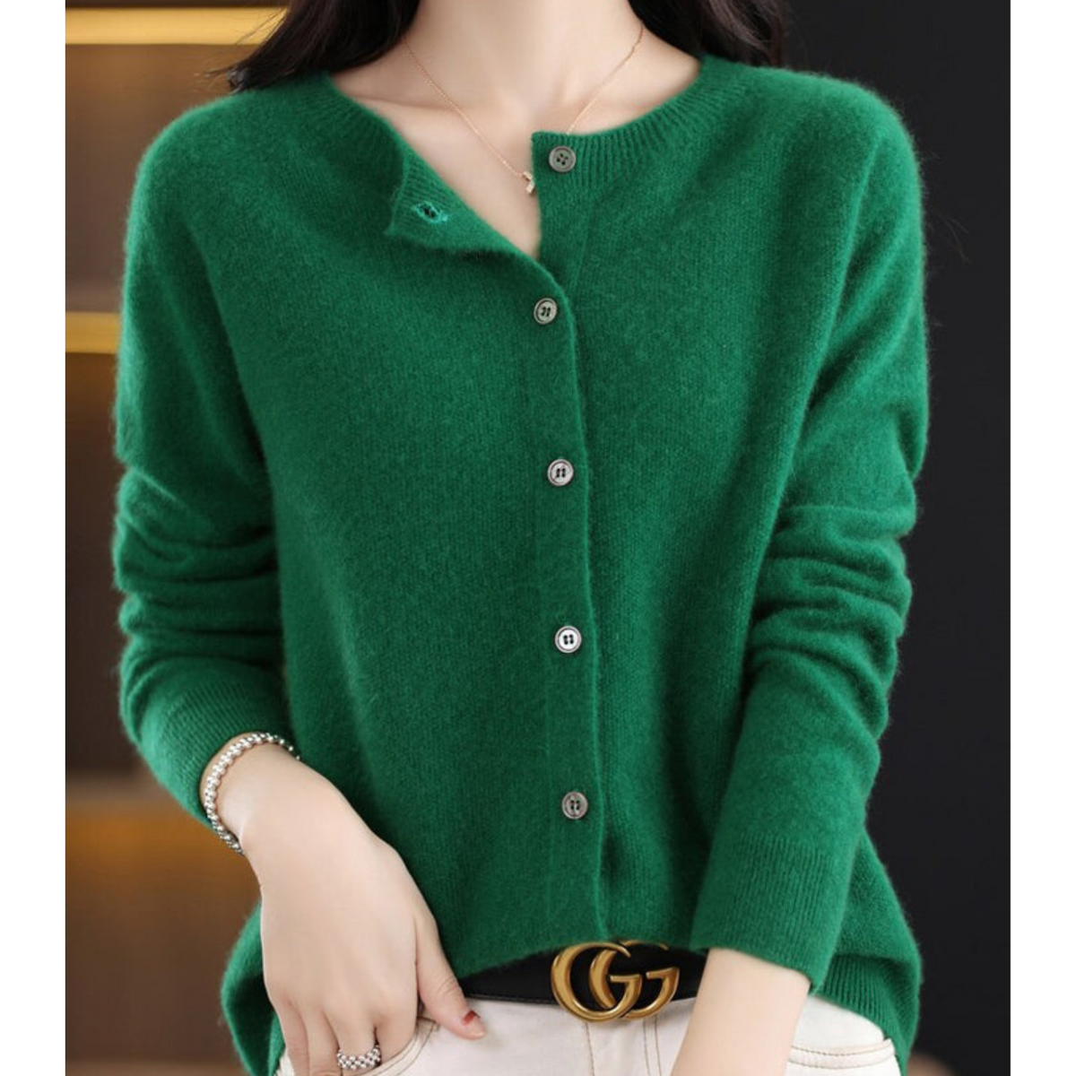 Pull en laine vert à boutons, encolure ronde, manches longues.