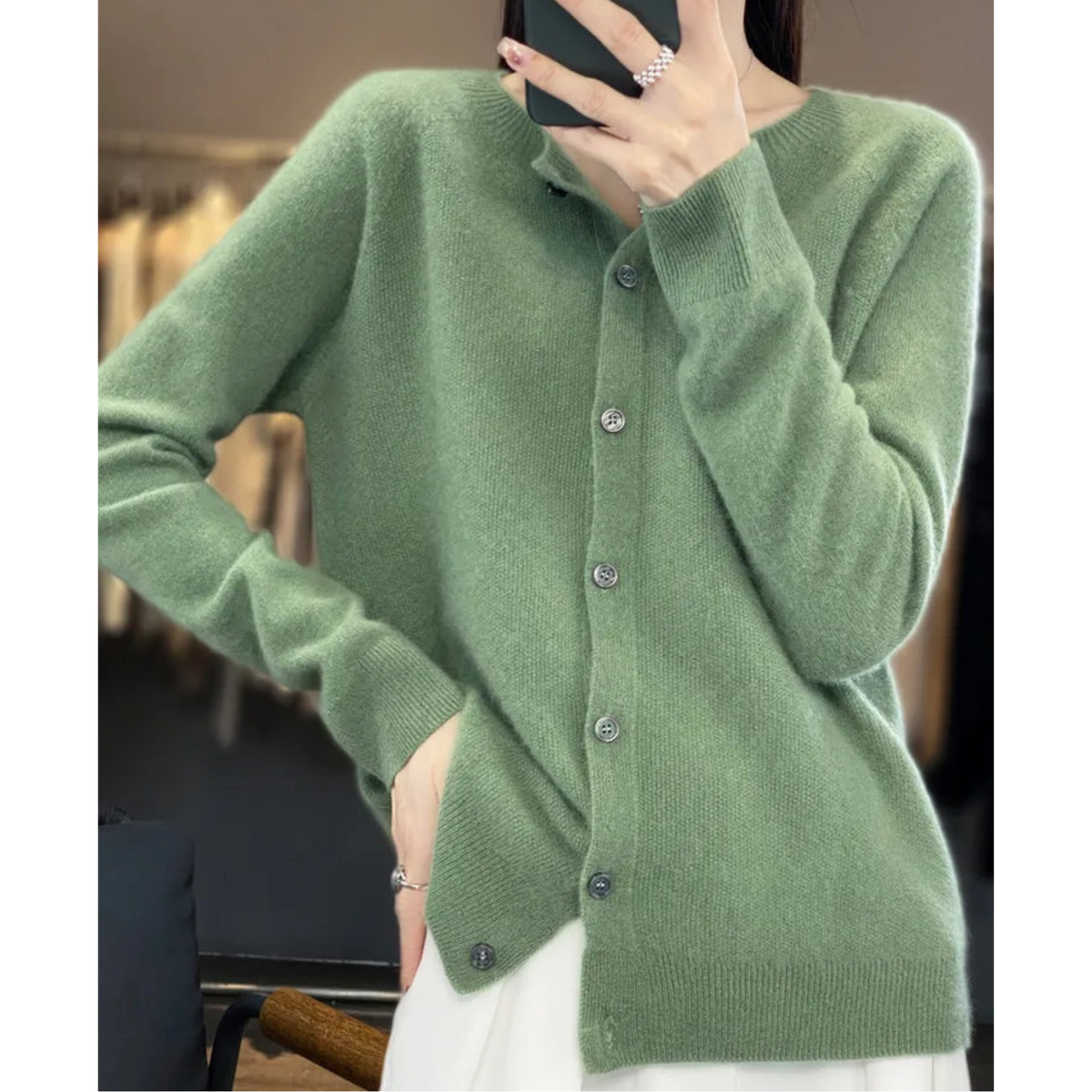 Pull en laine vert boutonné, col en V, manches longues