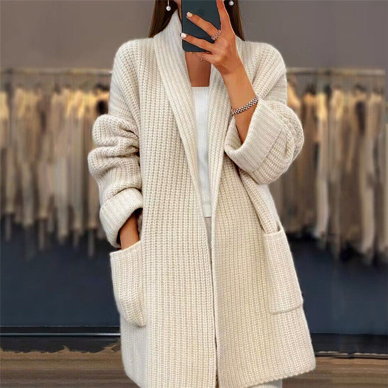 Gilet oversize maille beige, grandes poches plaquées, manches longues, col châle