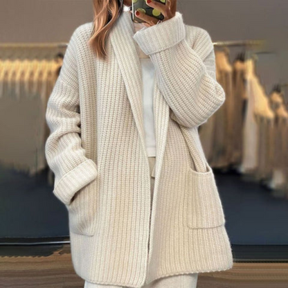 Gilet oversize en maille beige, col châle, poches plaquées, devant ouvert