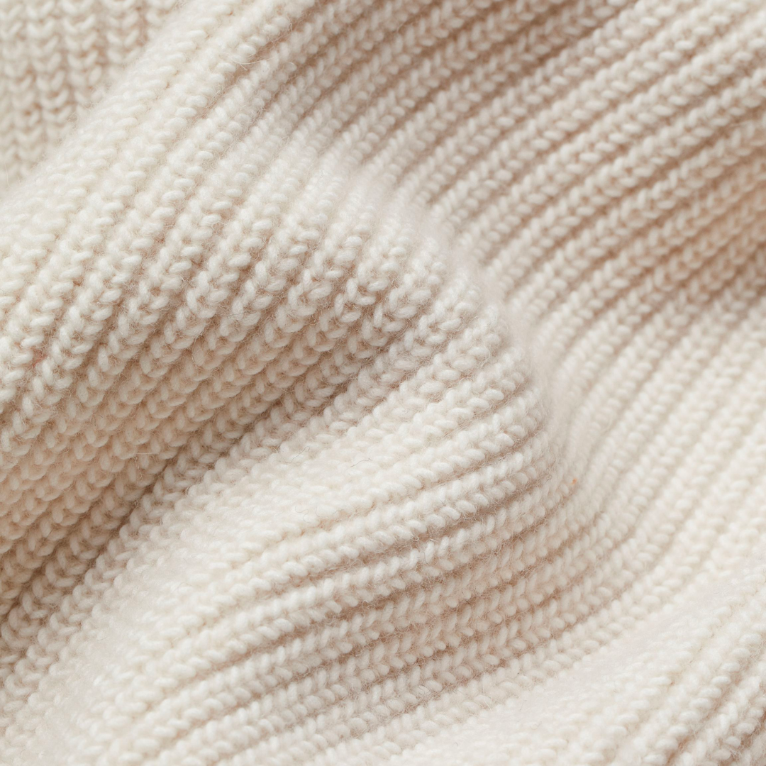 Maille texturée du gilet beige, motif en point côtelé