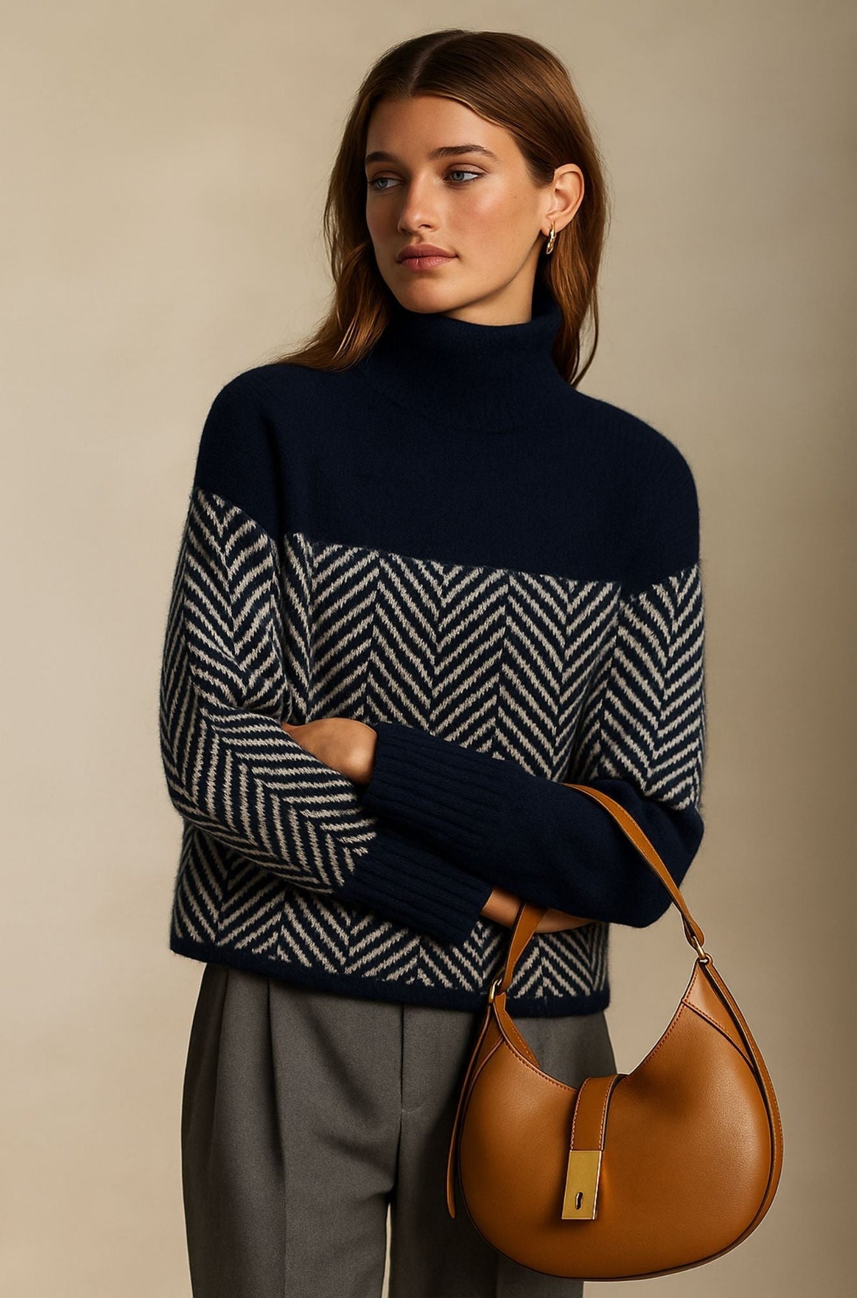 Pull en cachemire à col roulé bleu nuit avec empiècement chevrons clair