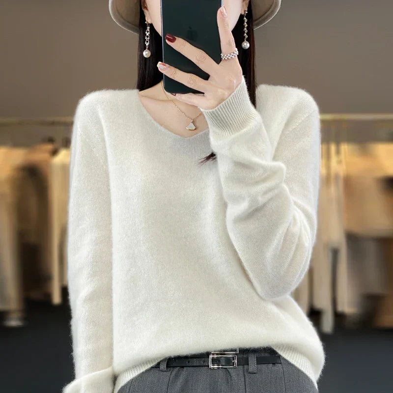Pull en cachemire Elowen blanc, encolure en V avec patte boutonnée, manches longues