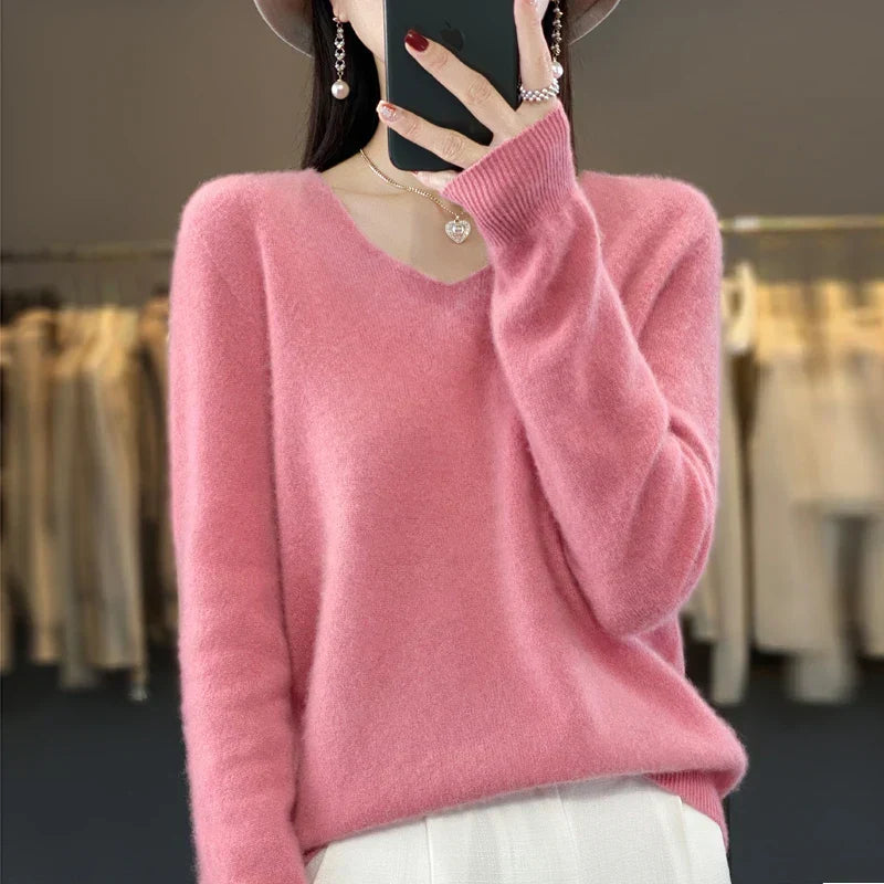 Pull en cachemire élégant rose, encolure en V et manches longues.