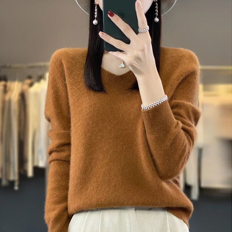 Pull en cachemire Elowen marron, encolure en V avec patte boutonnée, manches longues