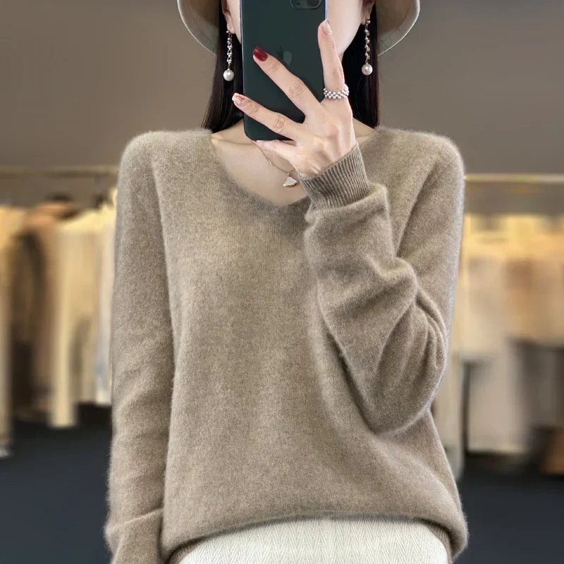 Pull en cachemire élégant beige clair, encolure ras du cou et manches longues