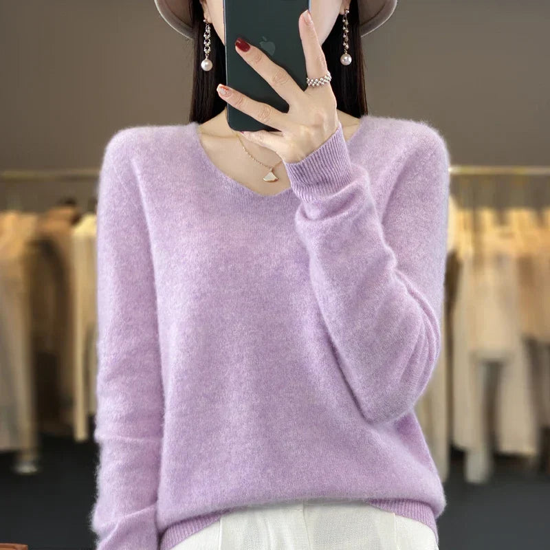 Pull en cachemire Elowen mauve, encolure en V avec patte boutonnée, manches longues
