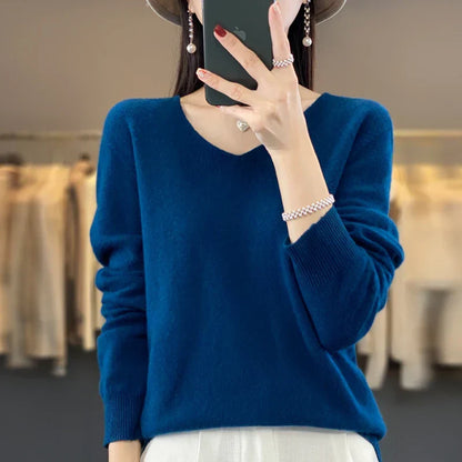 Pull en cachemire Elowen bleu, encolure en V avec patte boutonnée, manches longues