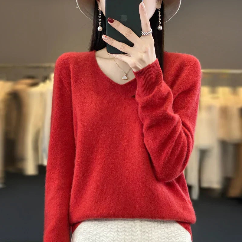 Pull en cachemire Elowen rouge, encolure en V avec patte boutonnée, manches longues