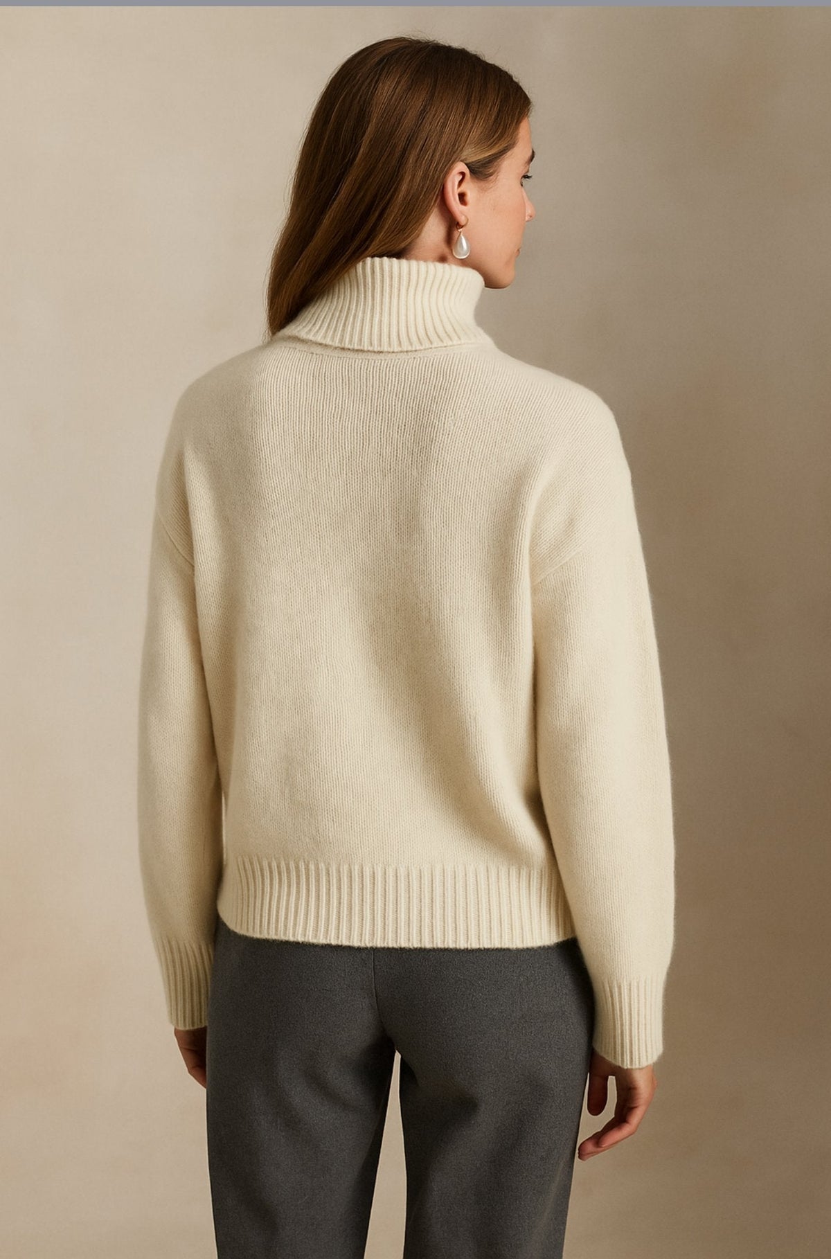 Pull en cachemire col roulé beige, coupe droite, manches longues, bord-côtes côtelés.
