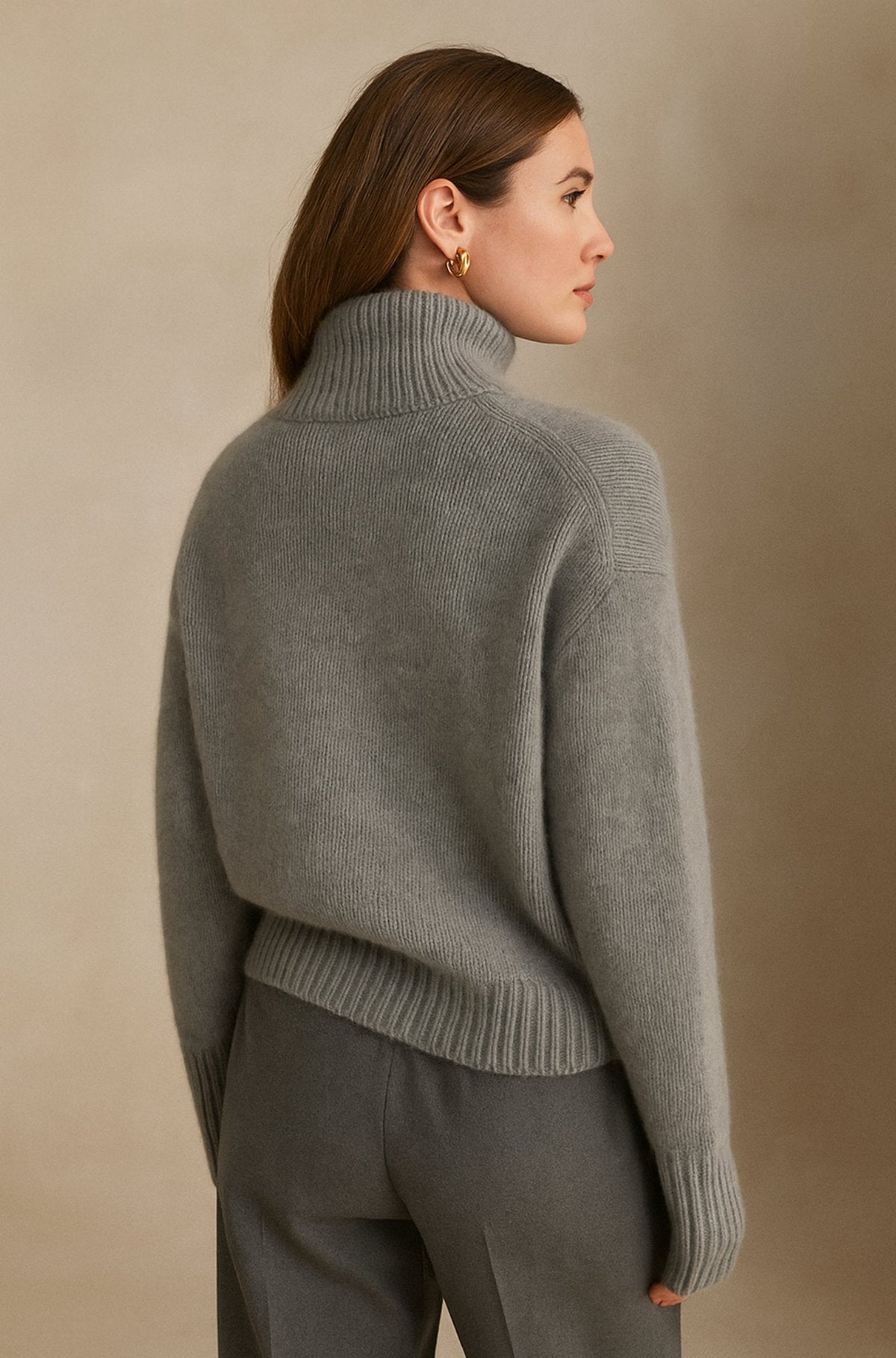 Pull en cachemire col roulé gris, coupe droite, manches longues, finitions bord-côtes.
