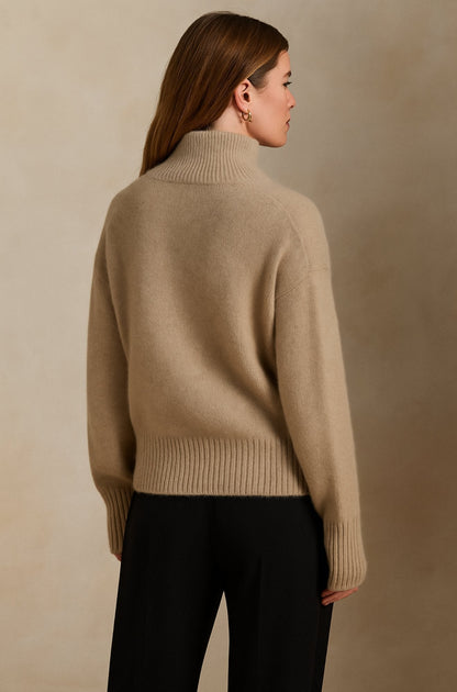 Pull en cachemire col roulé kaki, coupe droite, manches longues, côtes au bas et aux poignets.