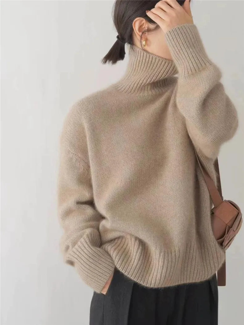 Pull en cachemire col roulé beige, porté de dos, côtes visibles au bas et aux manches.